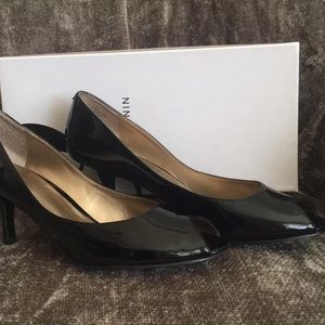 🎀Nine West Black Patent Peeptoes🎀